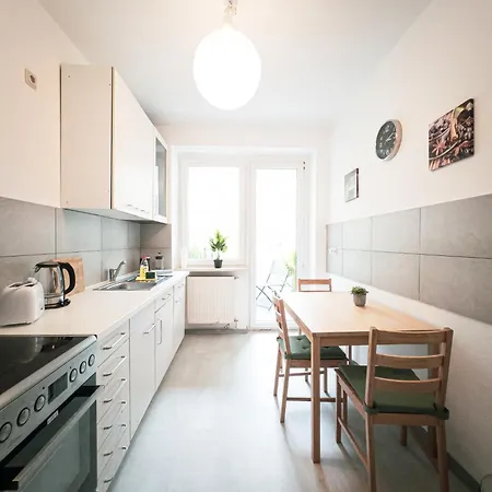 Ruhige 2 Schlafzimmer Wohnung: 5 Einzelbetten + Kueche, Modernes Bad, Tv, Waschmaschine Apartamento