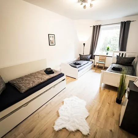 Ruhige 2 Schlafzimmer Wohnung: 5 Einzelbetten + Kueche, Modernes Bad, Tv, Waschmaschine Apartamento
