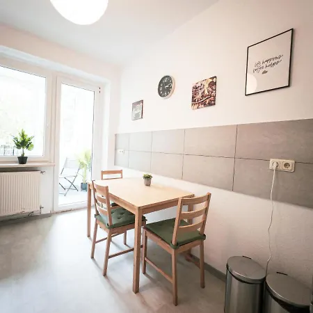 Apartamento Ruhige 2 Schlafzimmer Wohnung: 5 Einzelbetten + Kueche, Modernes Bad, Tv, Waschmaschine *