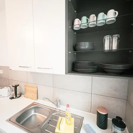 Apartamento Ruhige 2 Schlafzimmer Wohnung: 5 Einzelbetten + Kueche, Modernes Bad, Tv, Waschmaschine *